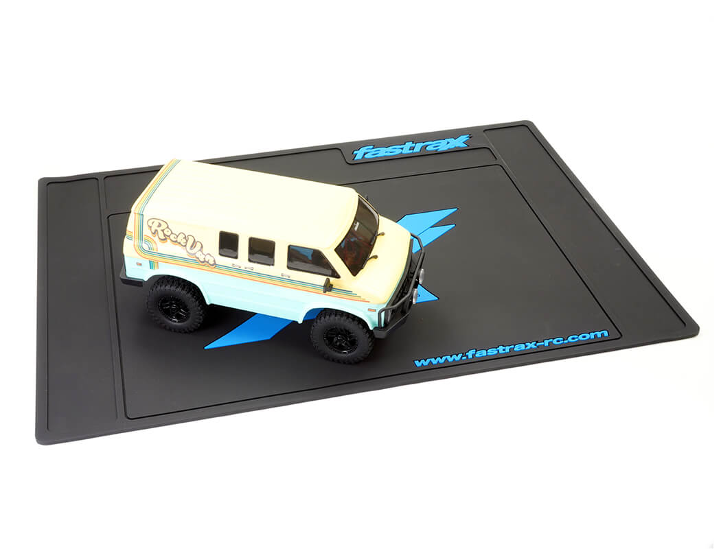 FASTRAX MEDIUM RUBBER PIT MAT - BLACK 62CM X 42CM